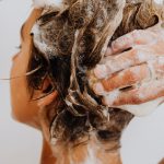 Reverse hair washing w teorii i praktyce. Czym jest?